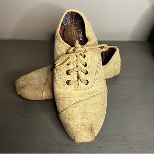 Woman’s tweed toms